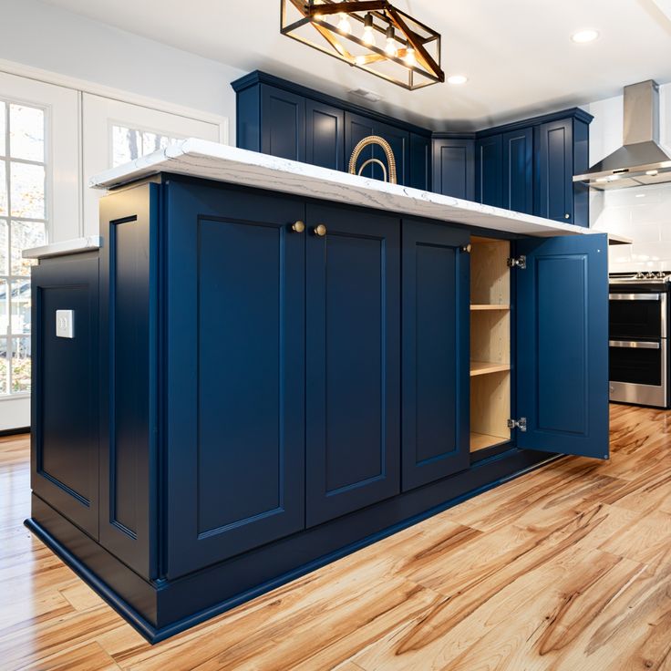 Walk-In Butler's Pantry